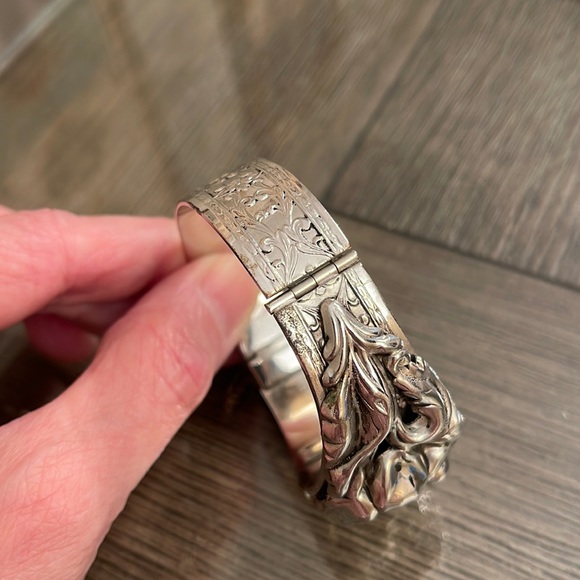 Antique Victorian Silver Plate Flower Repousse Bracelet Hinged Bangle - Picture 5 of 16